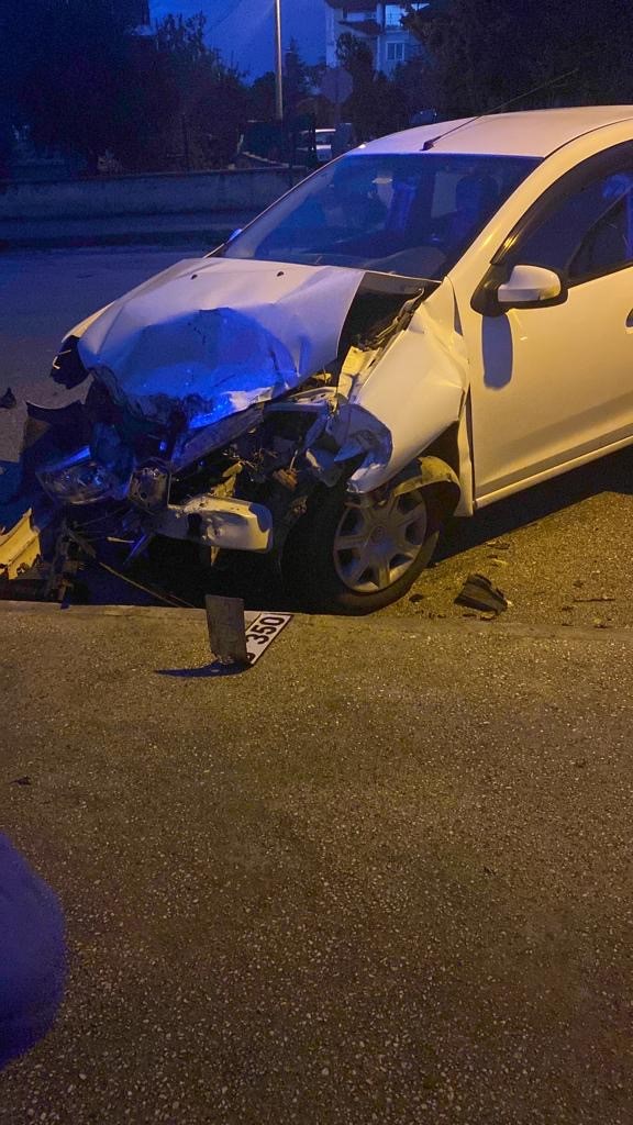 Burdur&rsquo;da kavşağa kontrols&uuml;z giren 2 ara&ccedil; &ccedil;arpıştı: 3 yaralı
