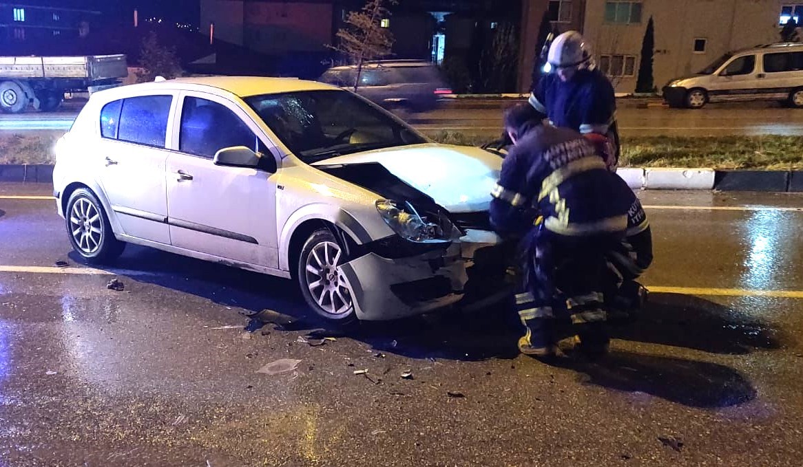 K&uuml;tahya&rsquo;da iki otomobil &ccedil;arpıştı: 2 yaralı
