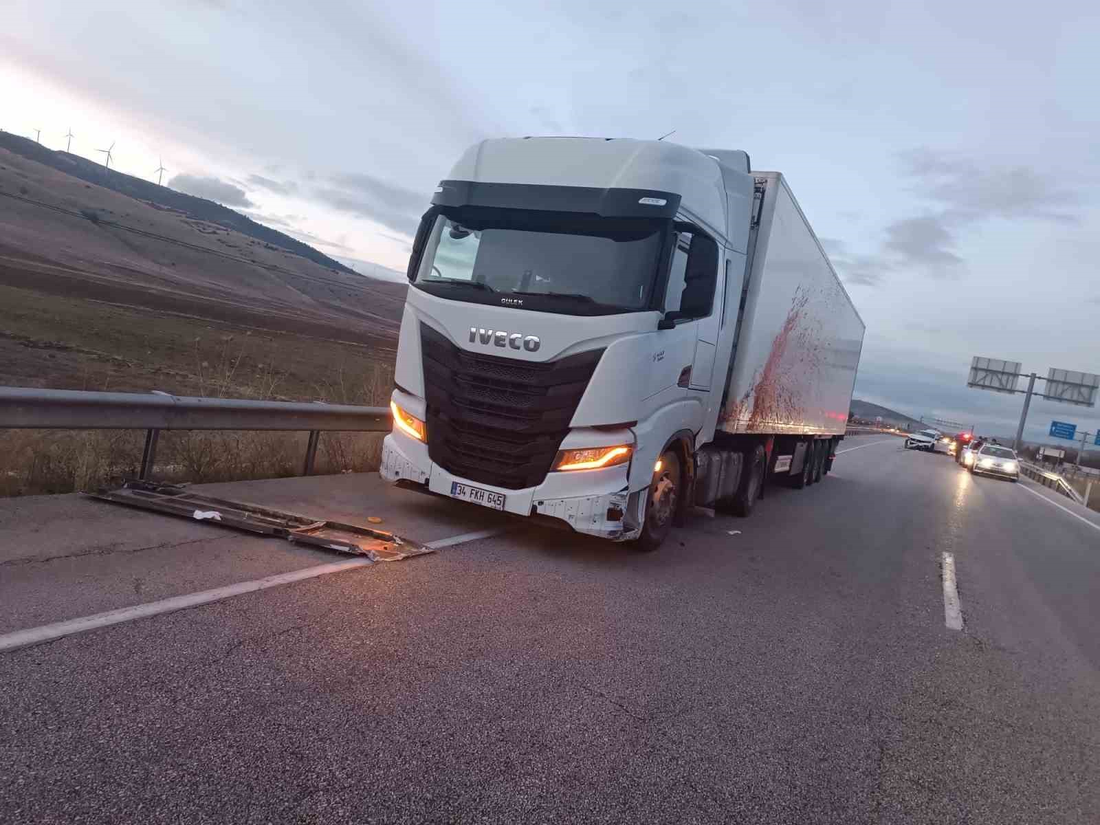 Afyonkarahisar&rsquo;da otomobil ile tır &ccedil;arpıştı: 1 &ouml;l&uuml;, 2 yaralı
