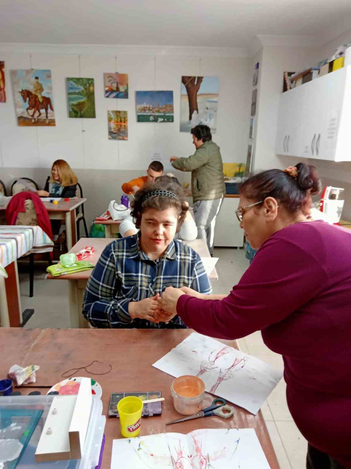 Ayvalıklı engelliler AHEM&rsquo;de ağırlandı
