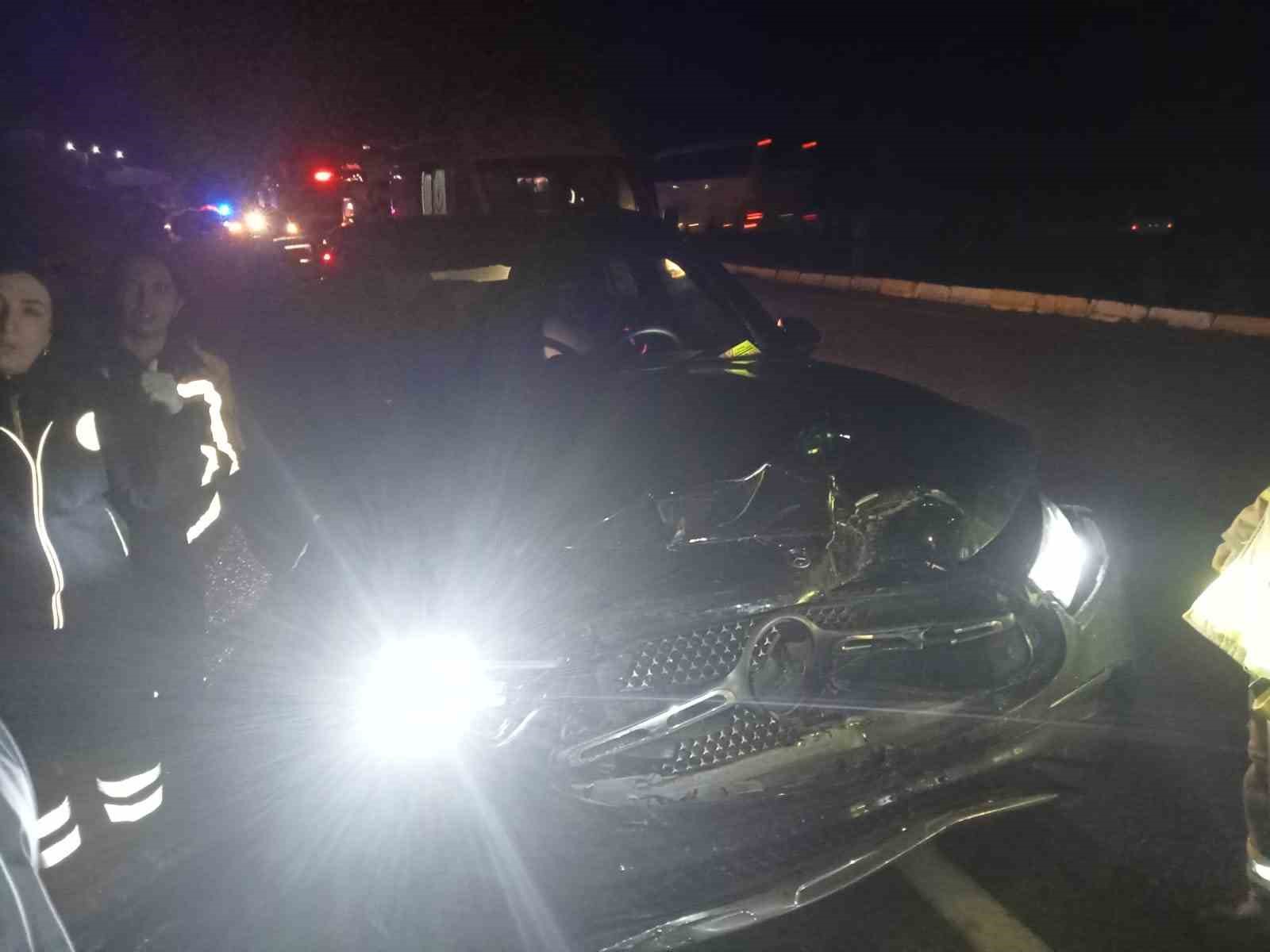 Arızalı aracını iterken bir başka otomobilin &ccedil;arpmasıyla ağır yaralandı
