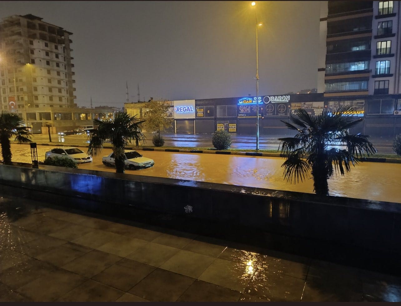 Gaziantep’te sağanak hayatı felç etti
