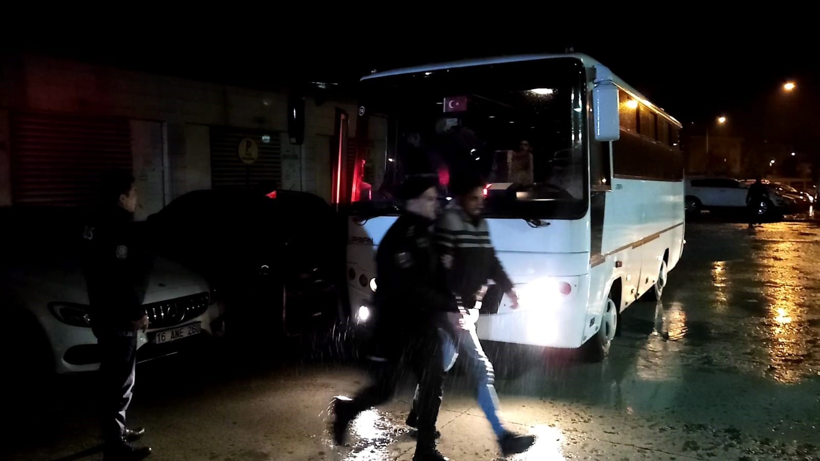 Bursa’da bir dairede yaşayan 17 kaçak göçmen yakalandı

