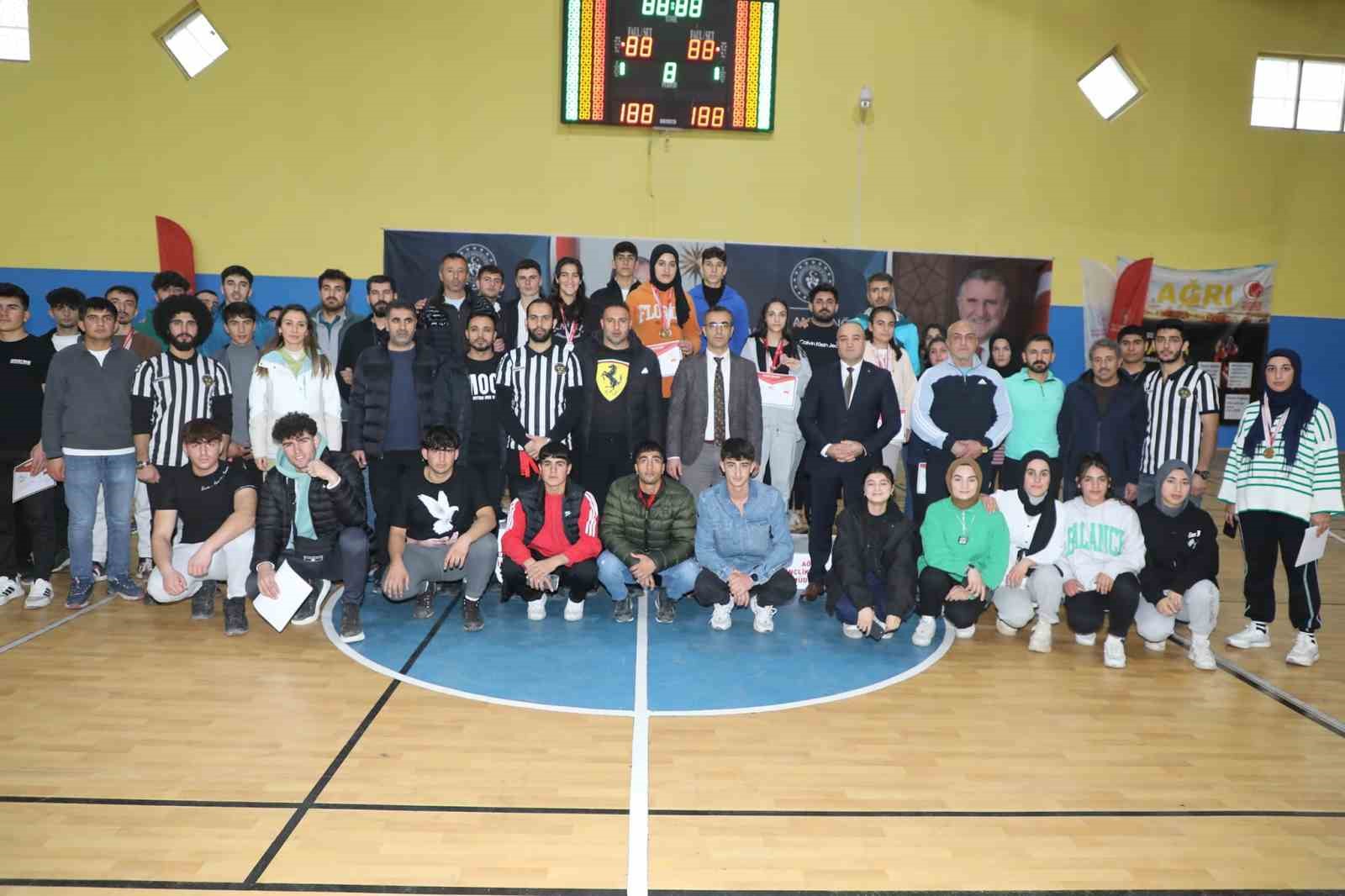 Ağrı&rsquo;da bilek g&uuml;reşi heyecanı sona erdi
