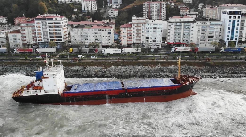 Artvin’de karaya oturan geminin onarım çalışması sürüyor