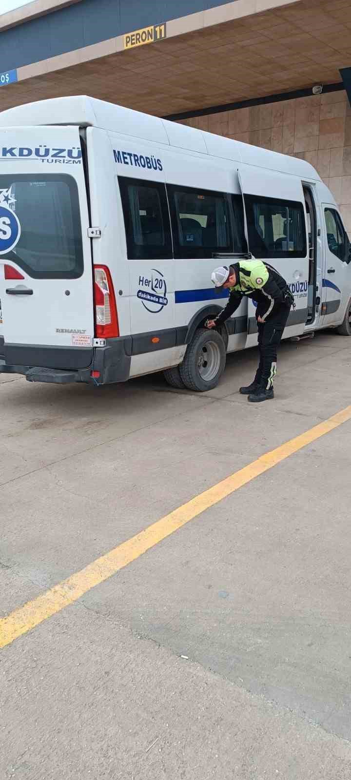 Yolcu taşıyan araçlara lastik denetimi