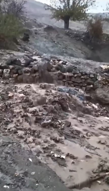 Diyarbakır’da sağanak yağış sonrası ev ve sokakları su bastı
