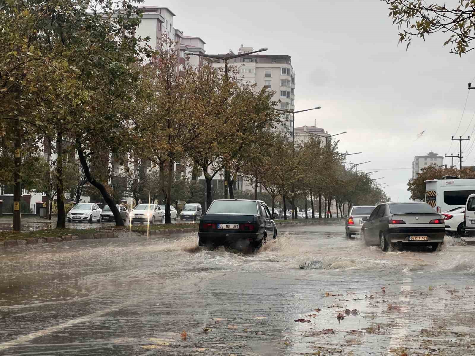 Kahramanmaraş’ta şiddetli yağış su taşkınlarına neden oldu
