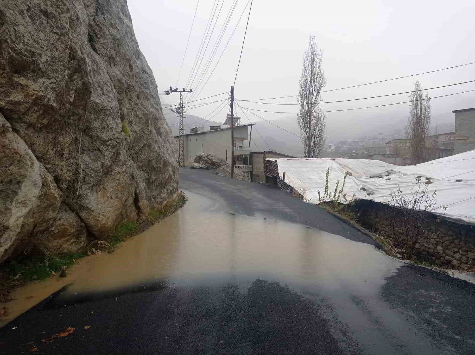 Hakkari’de karla karışık yağmur etkili olmaya başladı