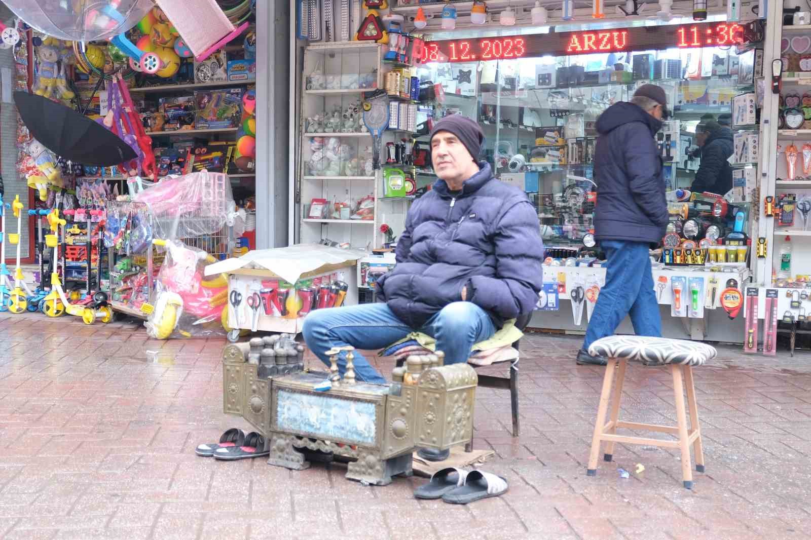 Soğuk ve yağmurlu havaya rağmen ekmek parasını kazanıyor