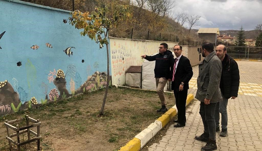 Emet&rsquo;te Okul M&uuml;d&uuml;r&uuml; meyve ağa&ccedil;larının bakımı konusunda bilgilendirildi
