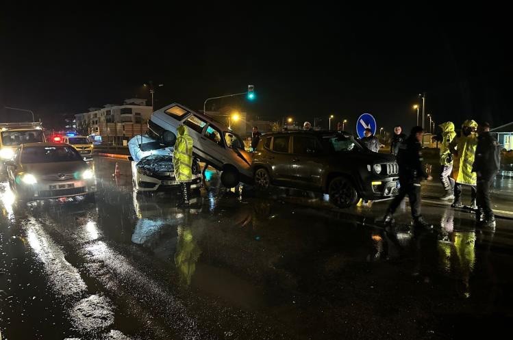İzmir’deki trafik kazasında araçlar üst üste çıktı