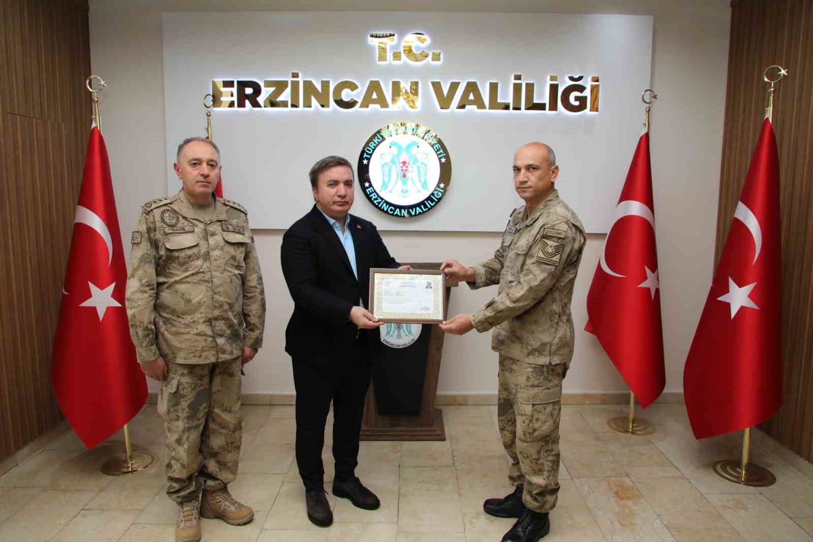 Ter&ouml;ristleri etkisiz hale getiren jandarma komutanlarına &rsquo;Başarı Belgesi&rsquo; verildi
