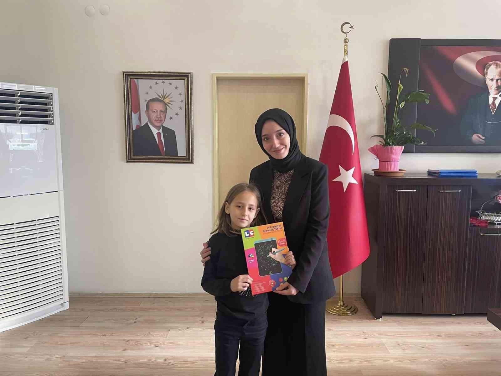 Kaymakam &Ouml;zpınar, başarılı &ouml;ğrencileri &ouml;d&uuml;llendirdi
