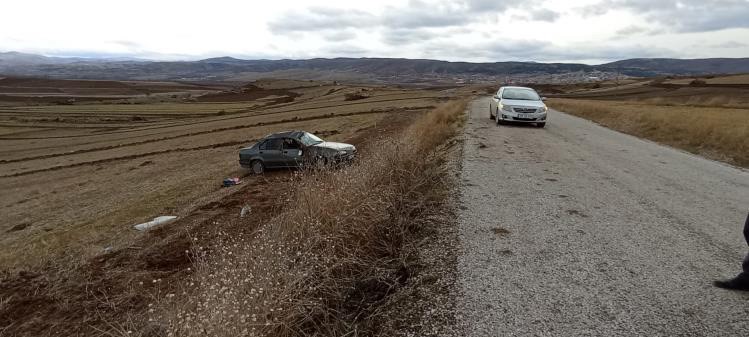Direksiyon hakimiyetini kaybetti, takla atarak tarlaya u&ccedil;tu
