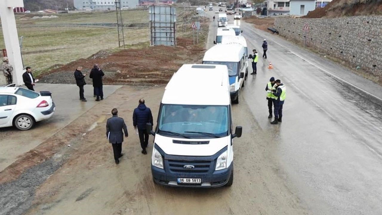 Şemdinli’de servis araçları denetlendi