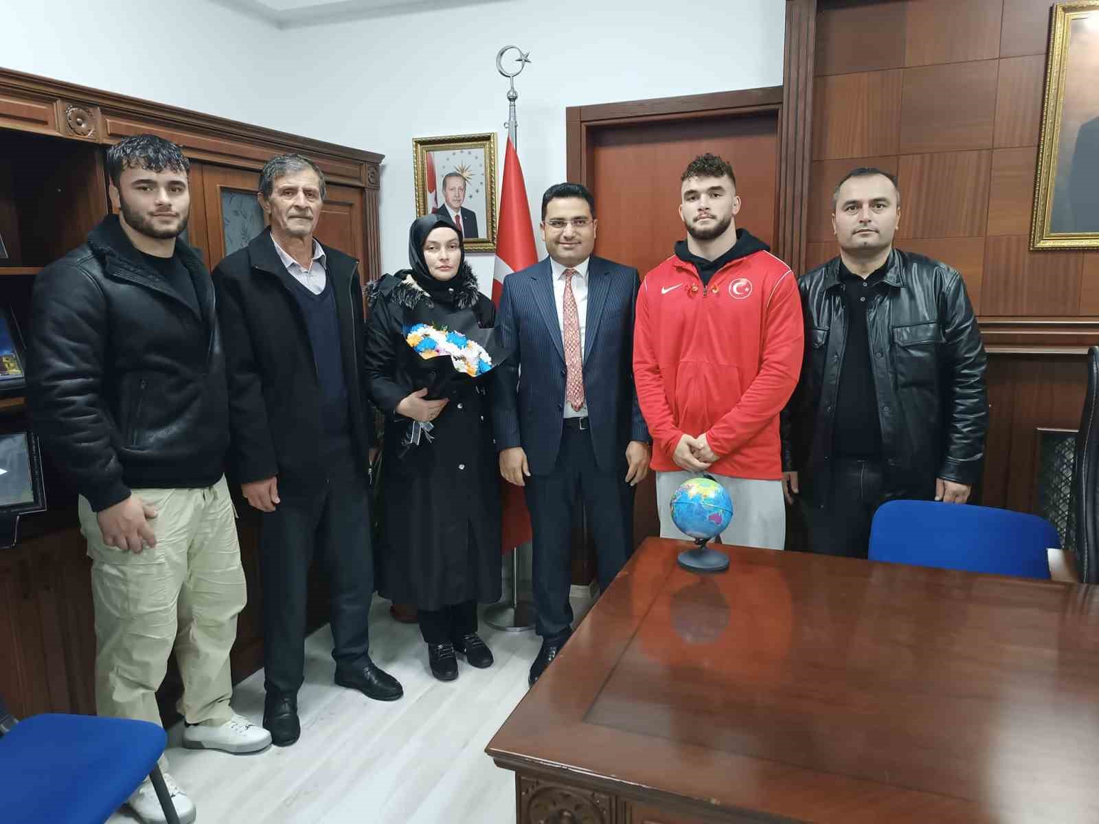 Şampiyon g&uuml;reş&ccedil;i Alperen Atar, memleketi Alaplı&rsquo;da davul zurna ile karşılandı
