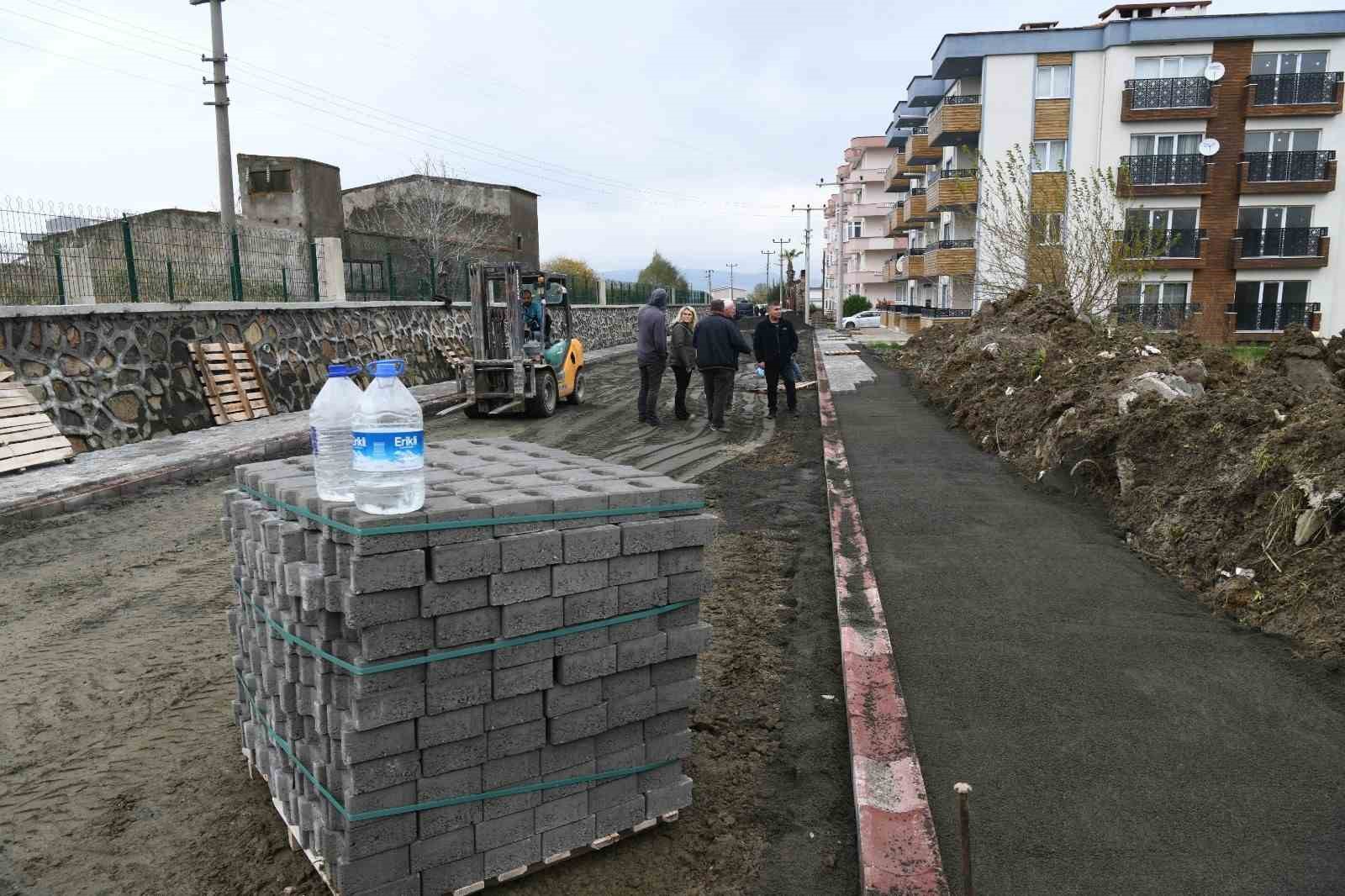 Lapseki’de parke taş döşemesi hızla devam ediyor