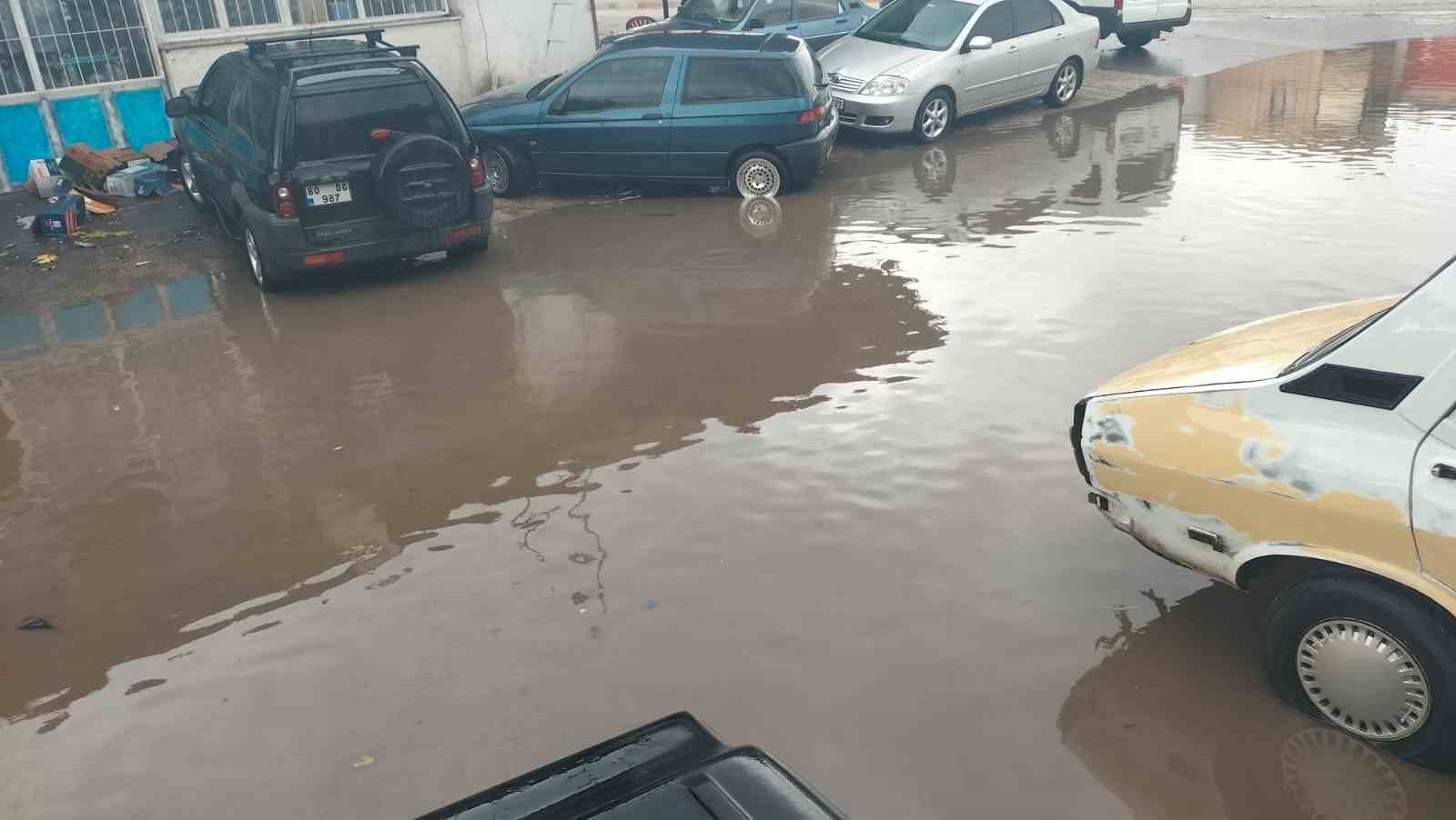 Osmaniye’de yağmur sonrası Düziçi Küçük Sanayi Sitesi göle döndü
