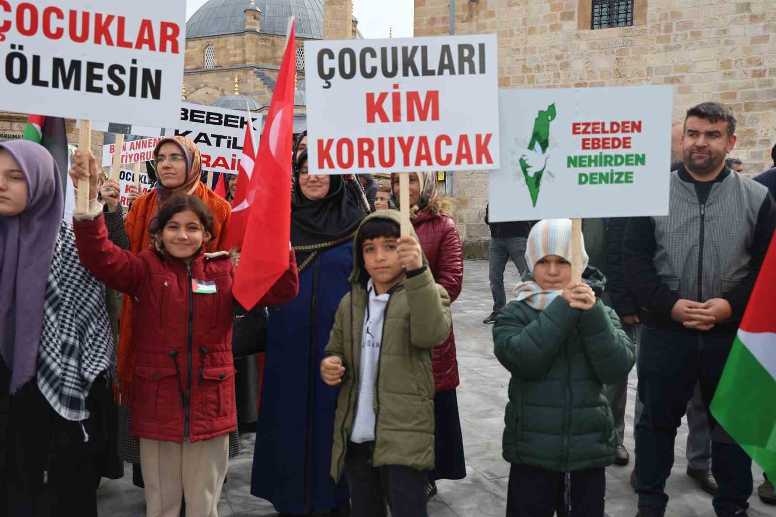 4 yaşındaki Hafsa Çakmak: “Filistin’deki çocuklar bizim kardeşimizdir. Hiçbir yerde çocuklar ölmesin”