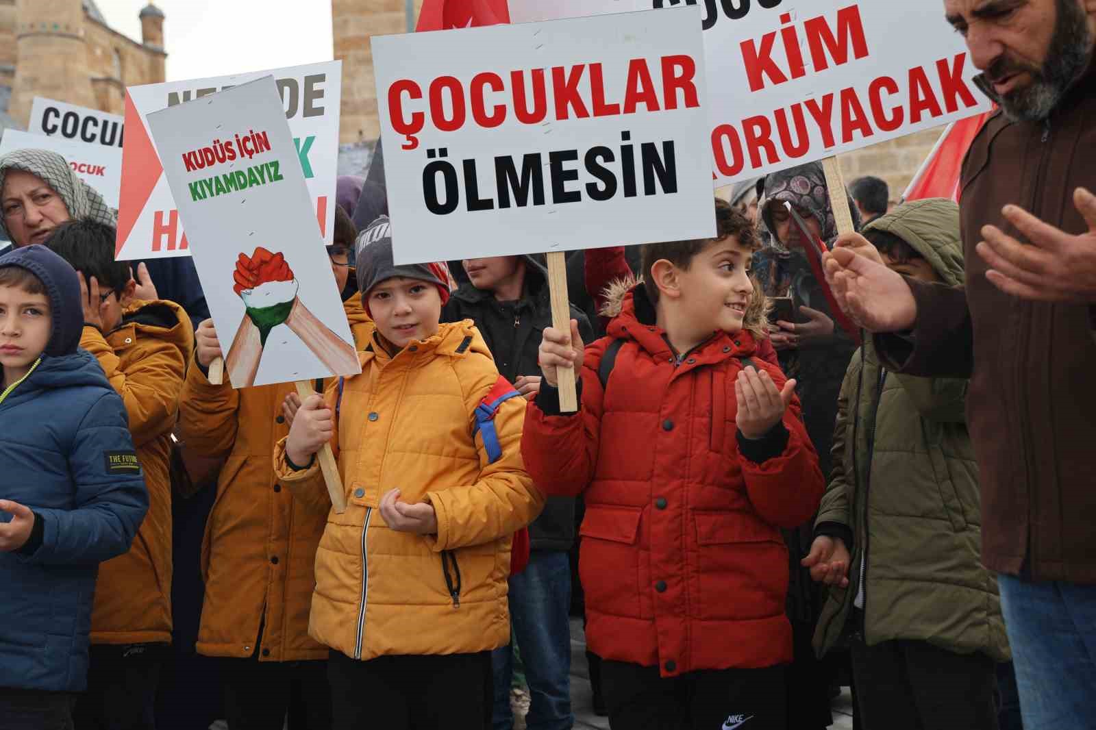 4 yaşındaki Hafsa &Ccedil;akmak: &ldquo;Filistin&rsquo;deki &ccedil;ocuklar bizim kardeşimizdir. Hi&ccedil;bir yerde &ccedil;ocuklar &ouml;lmesin&rdquo;
