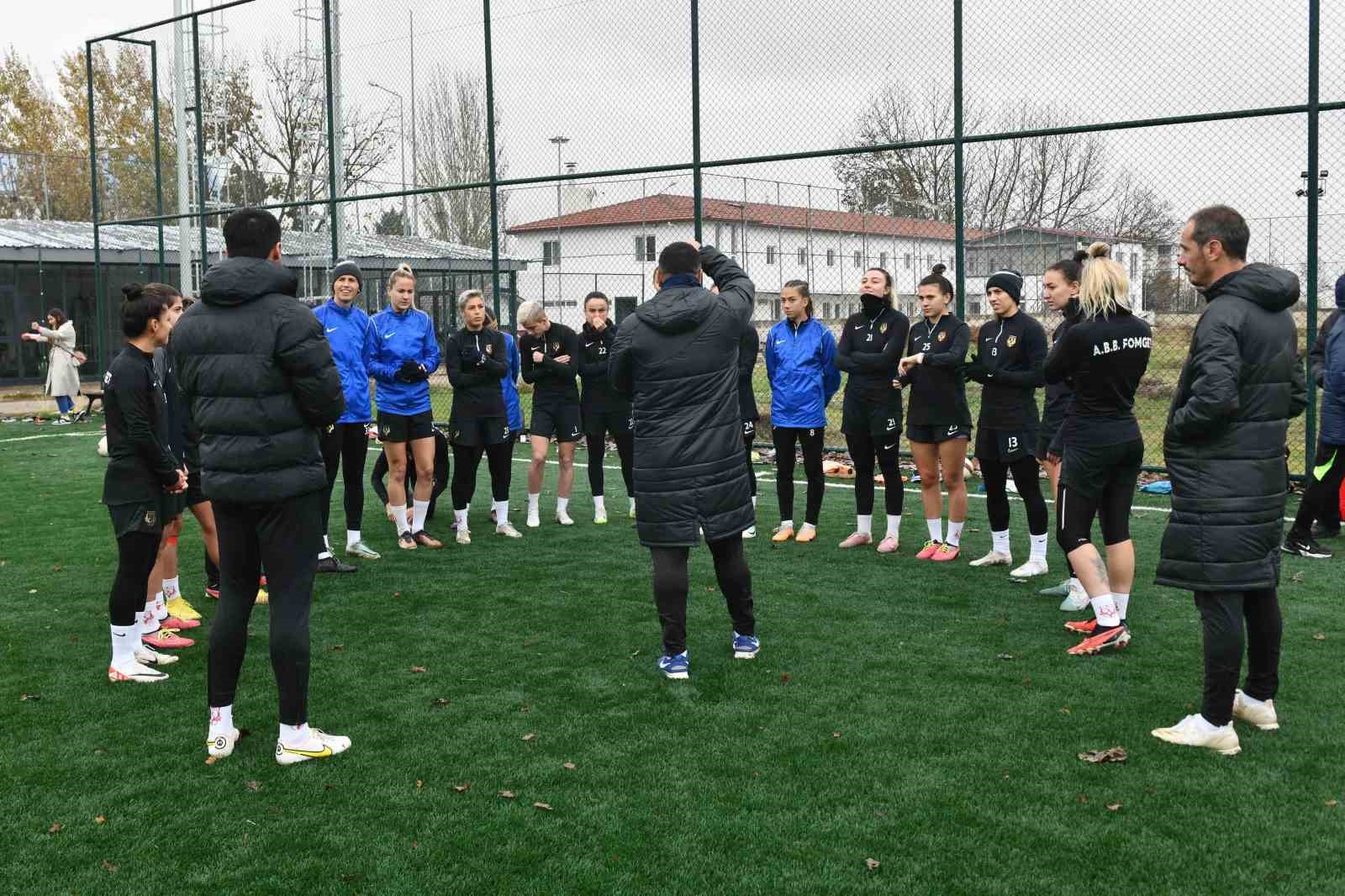 Ankara Büyükşehir Belediyesi FOMGET Spor Kulübü’nde futbolculardan taraftarlara çağrı