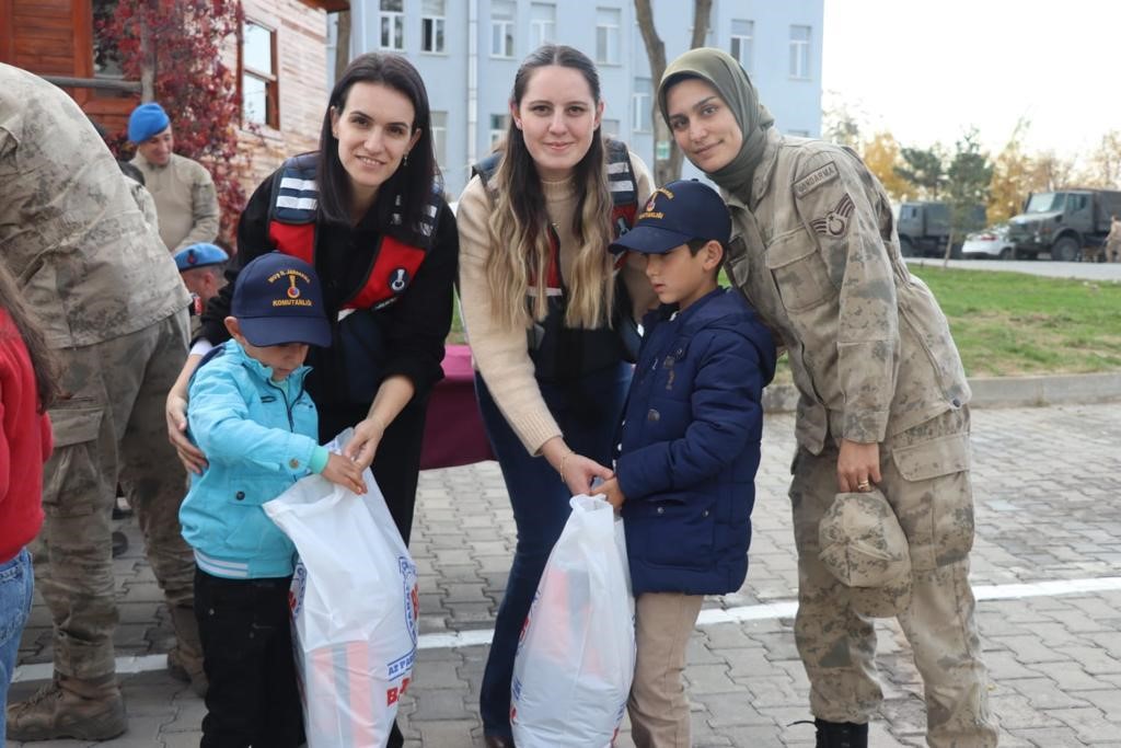 Muş’ta Mehmetçik 210 öğrenciye mont ve bot dağıttı
