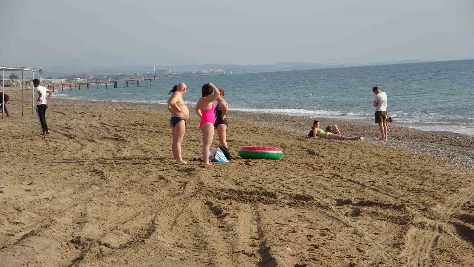 Y&uuml;ksek kesimlerine kar yağarken, Antalya&rsquo;nın sahillerinde deniz keyfi
