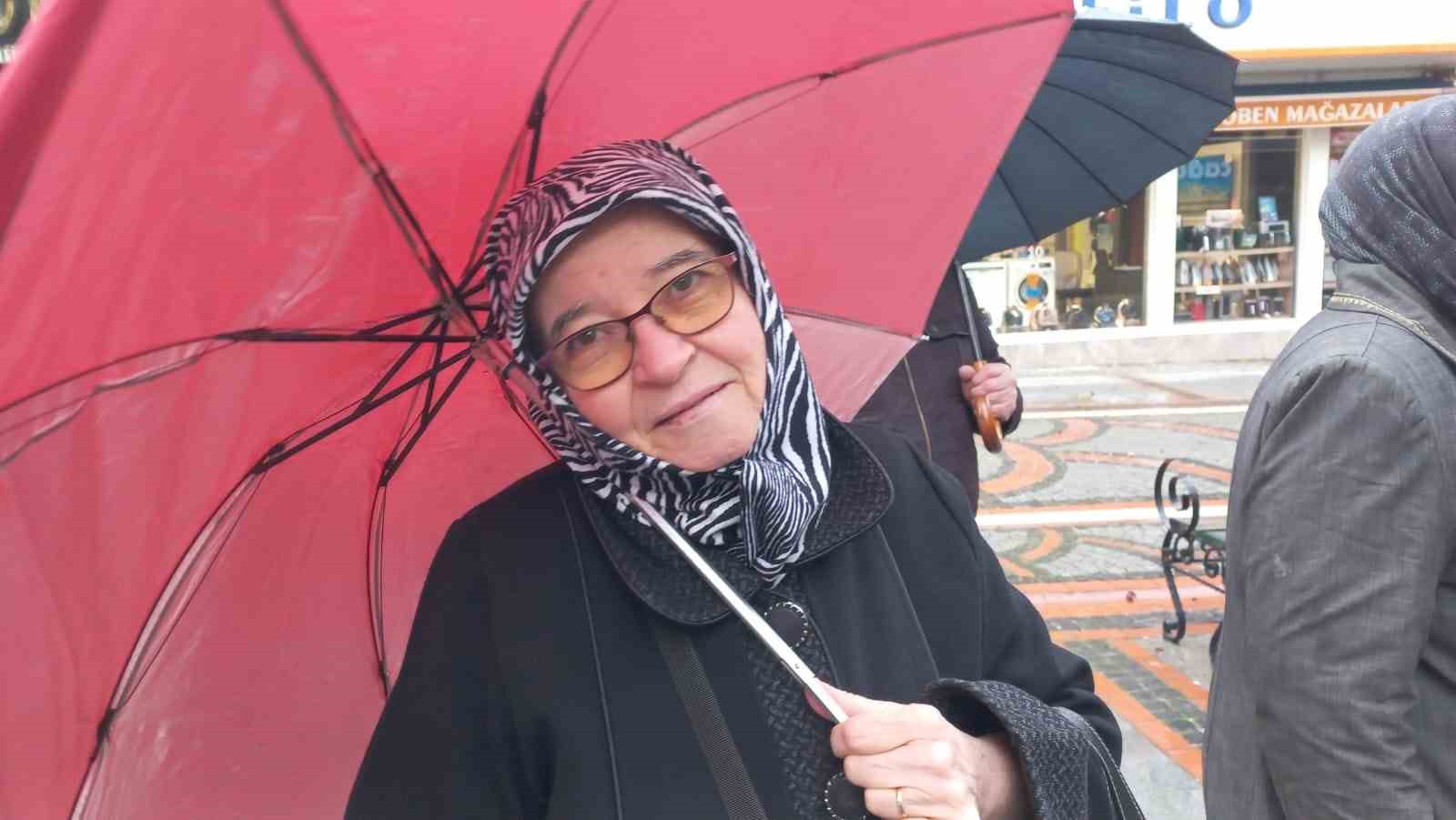 Soğuk ve yağışlı havada sıcak lokma kuyruğu