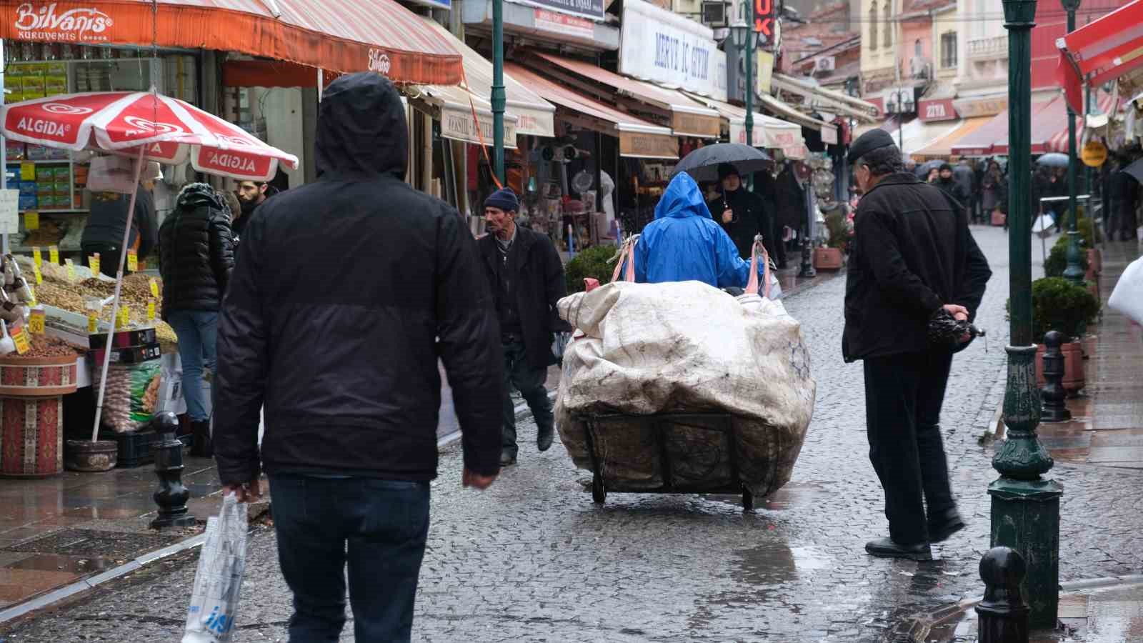 Yağmura rağmen ekmek parası peşindeler
