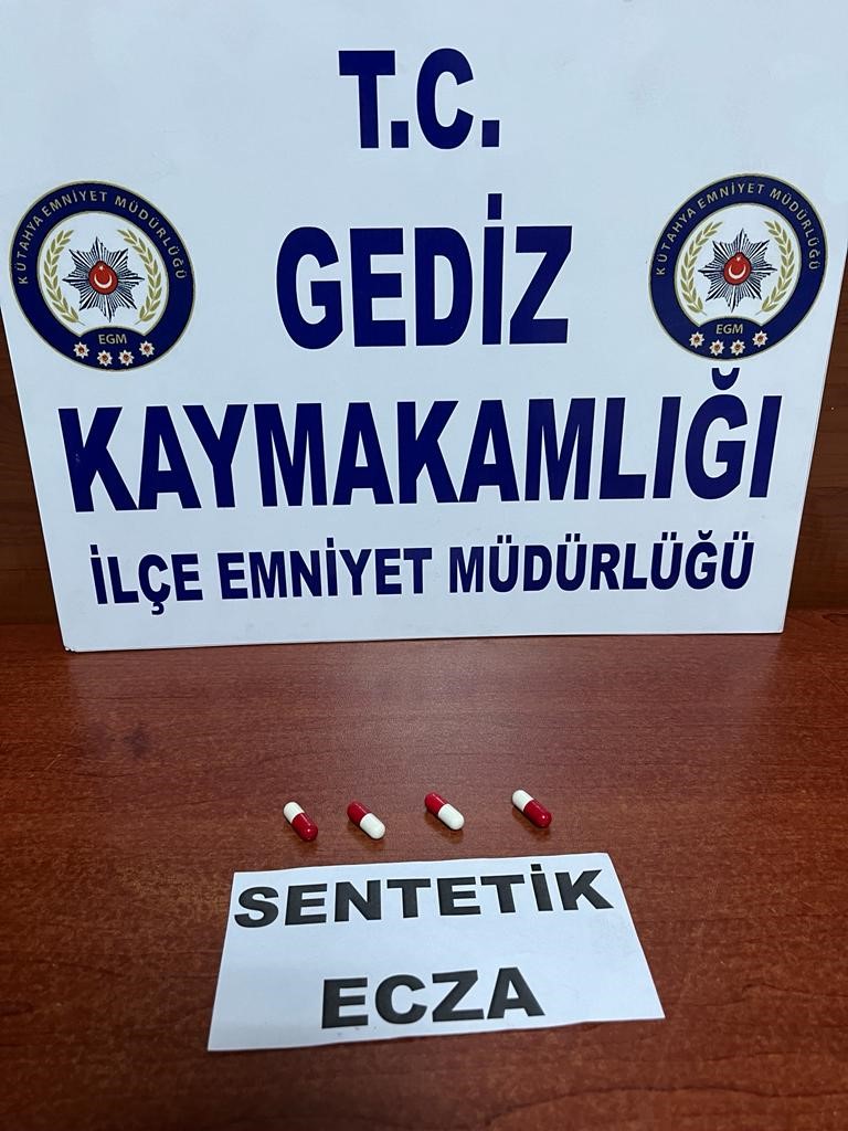 Gediz&rsquo;de hırsızlık zanlısı &ccedil;aldığı eşyalarla birlikte yakalandı
