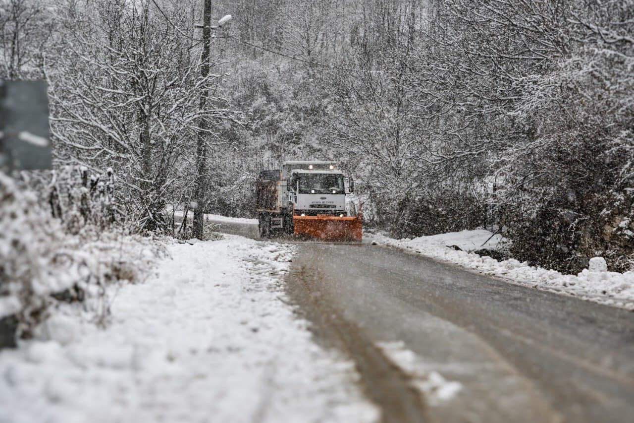 K&uuml;tahya Belediyesinin karla m&uuml;cadele ekipleri sahada
