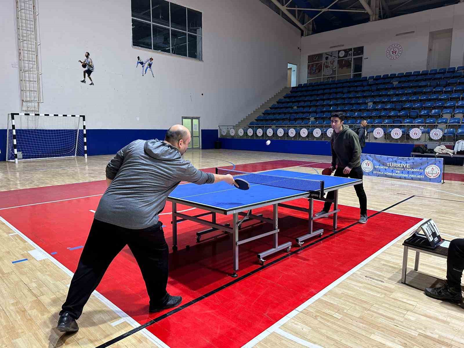 Hakkari&rsquo;de masa tenisi turnuvası d&uuml;zenledi
