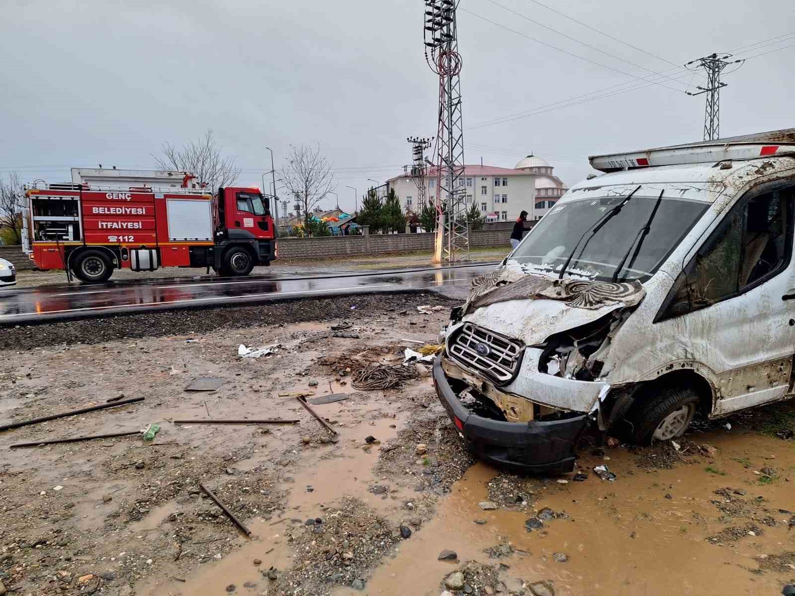 Bingöl’de kamyonet kaza yaptı