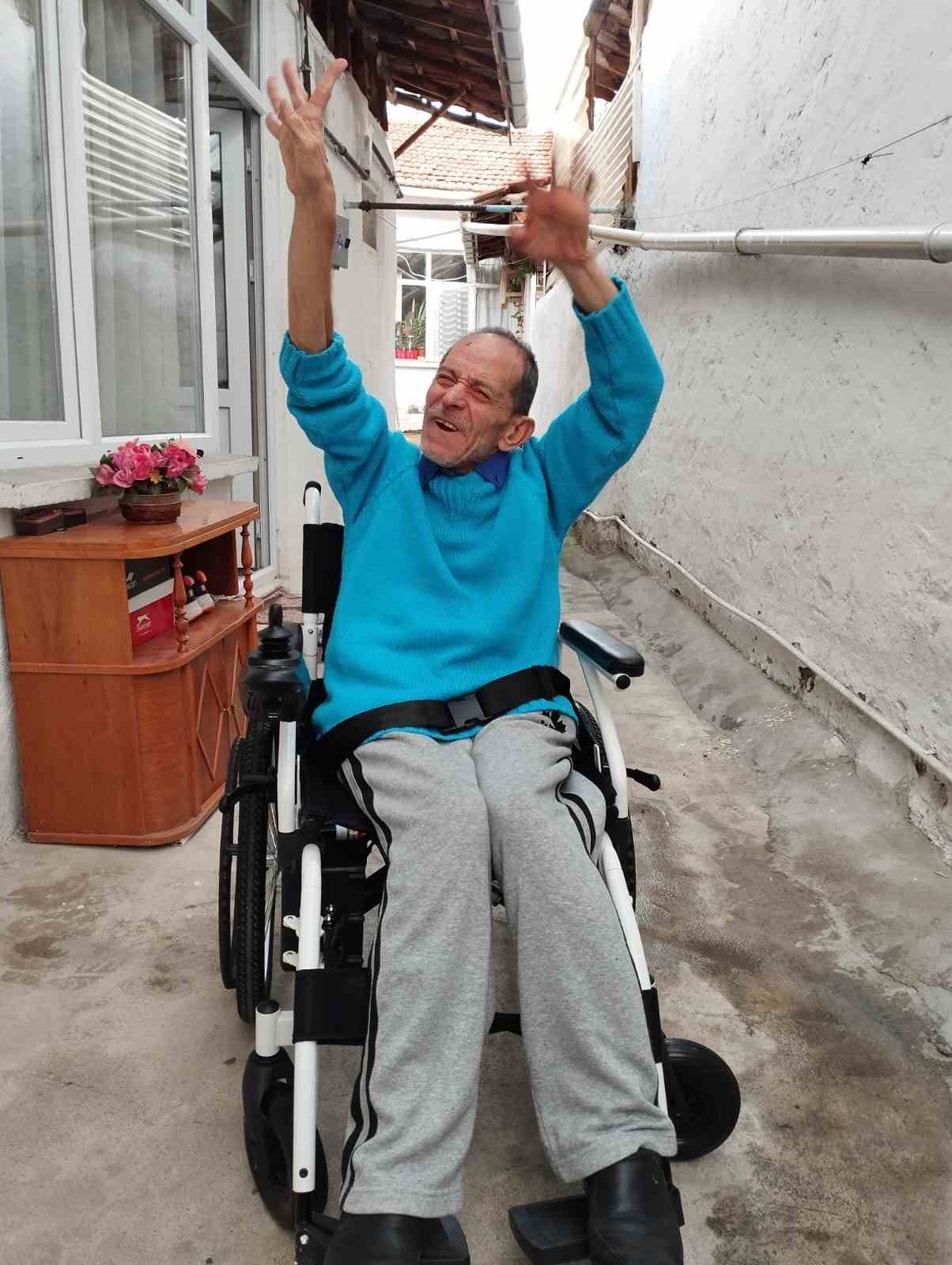 Engelli vatandaşın tekerlekli sandalye sevinci
