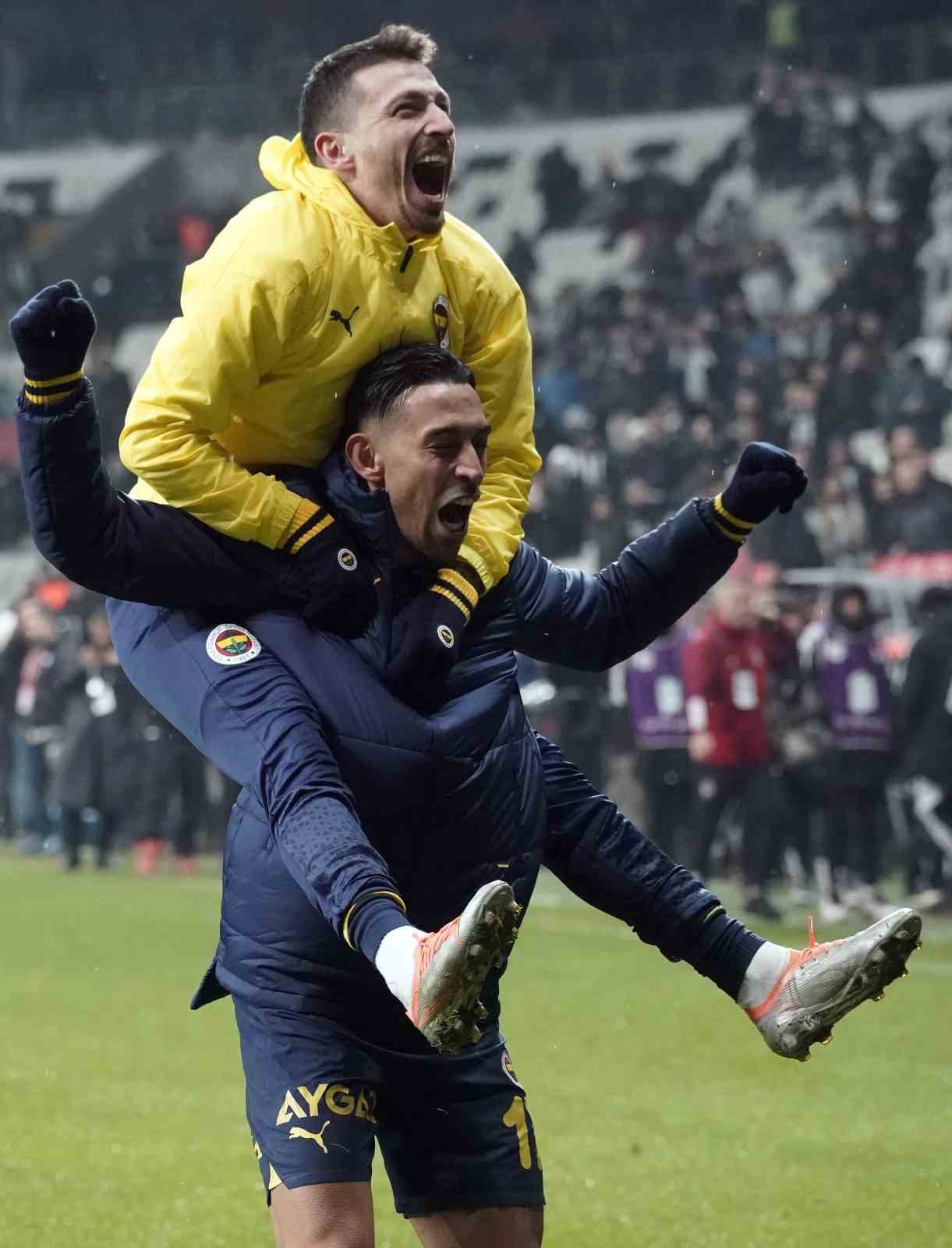 Fenerbah&ccedil;eli futbolcular galibiyeti taraftarıyla paylaştı 