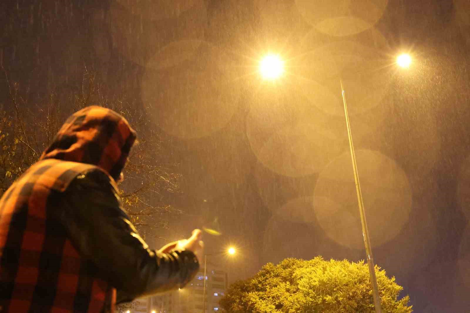 Elazığ’da sağanak yağış hayatı felç etti: Cadde ve sokaklar göle döndü