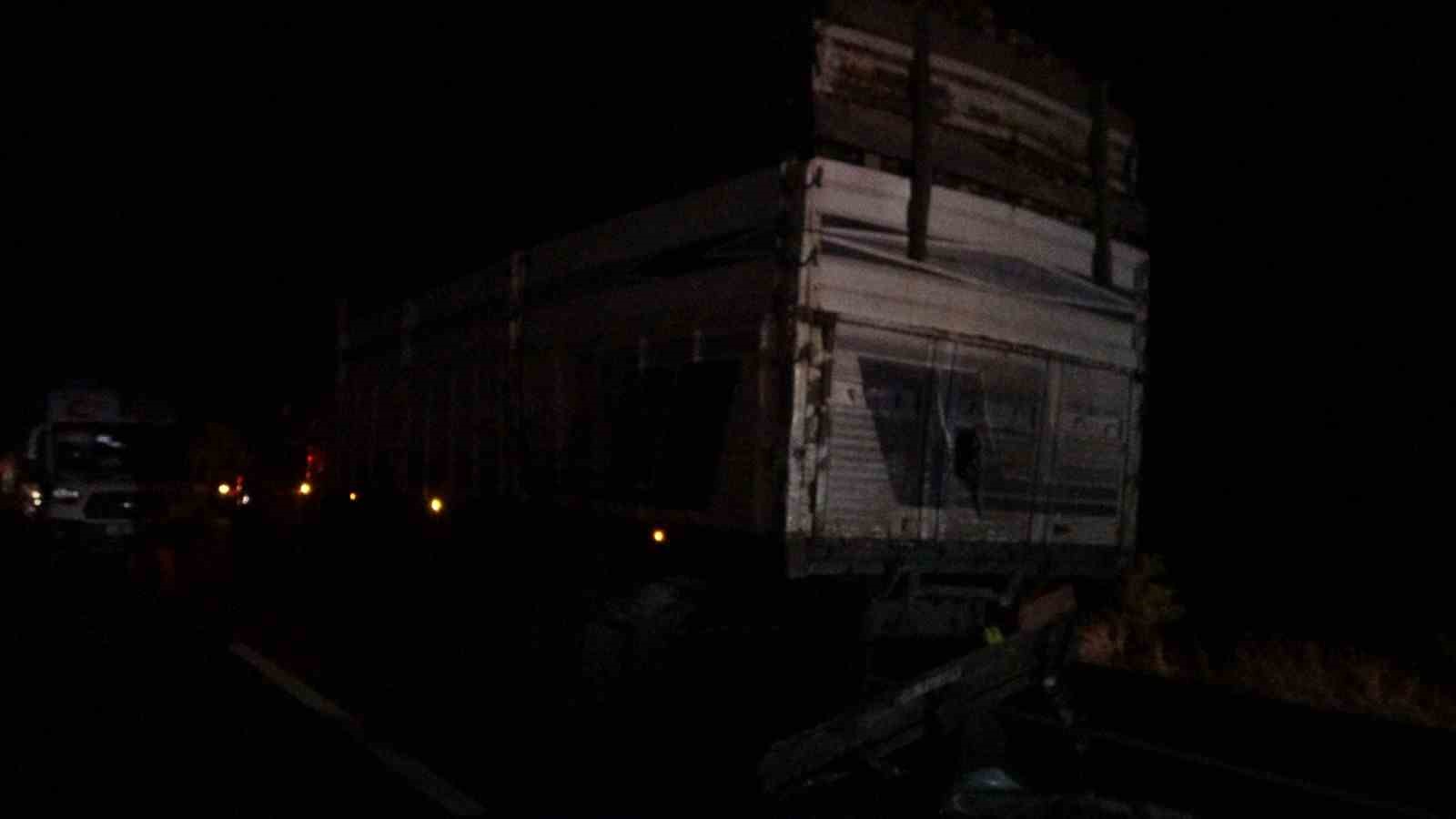 Tokat’ta minibüs kamyona arkadan çarptı: 5 ölü