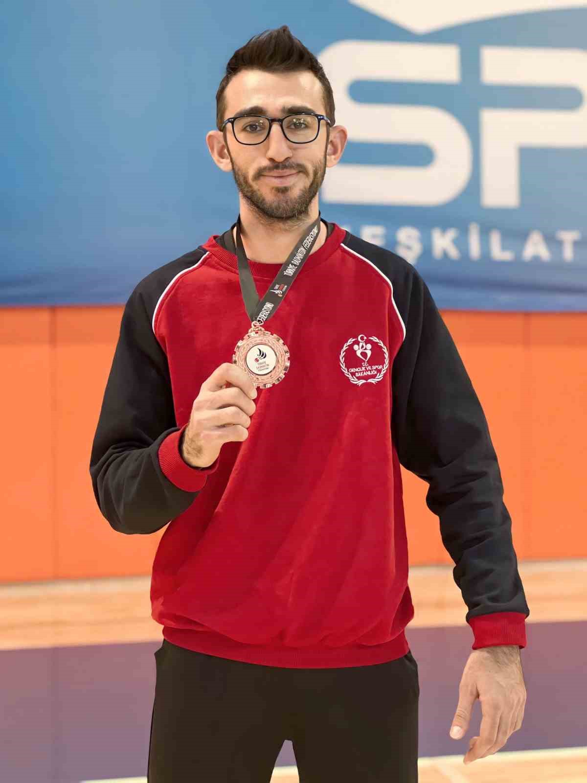 Erzincanlı badmintoncu Türkiye 3’üncüsü oldu