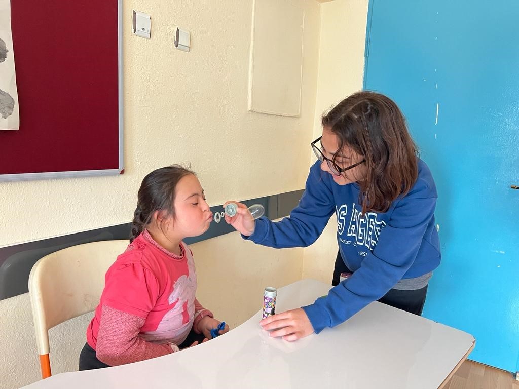 Lise &ouml;ğrencileri &ouml;zel &ouml;ğrencilerle temizlik yapıp oyunlar oynadı
