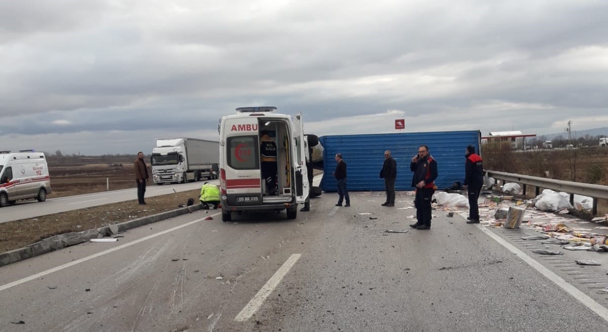 Amasya’da devrilen kamyon yolu ulaşıma kapattı