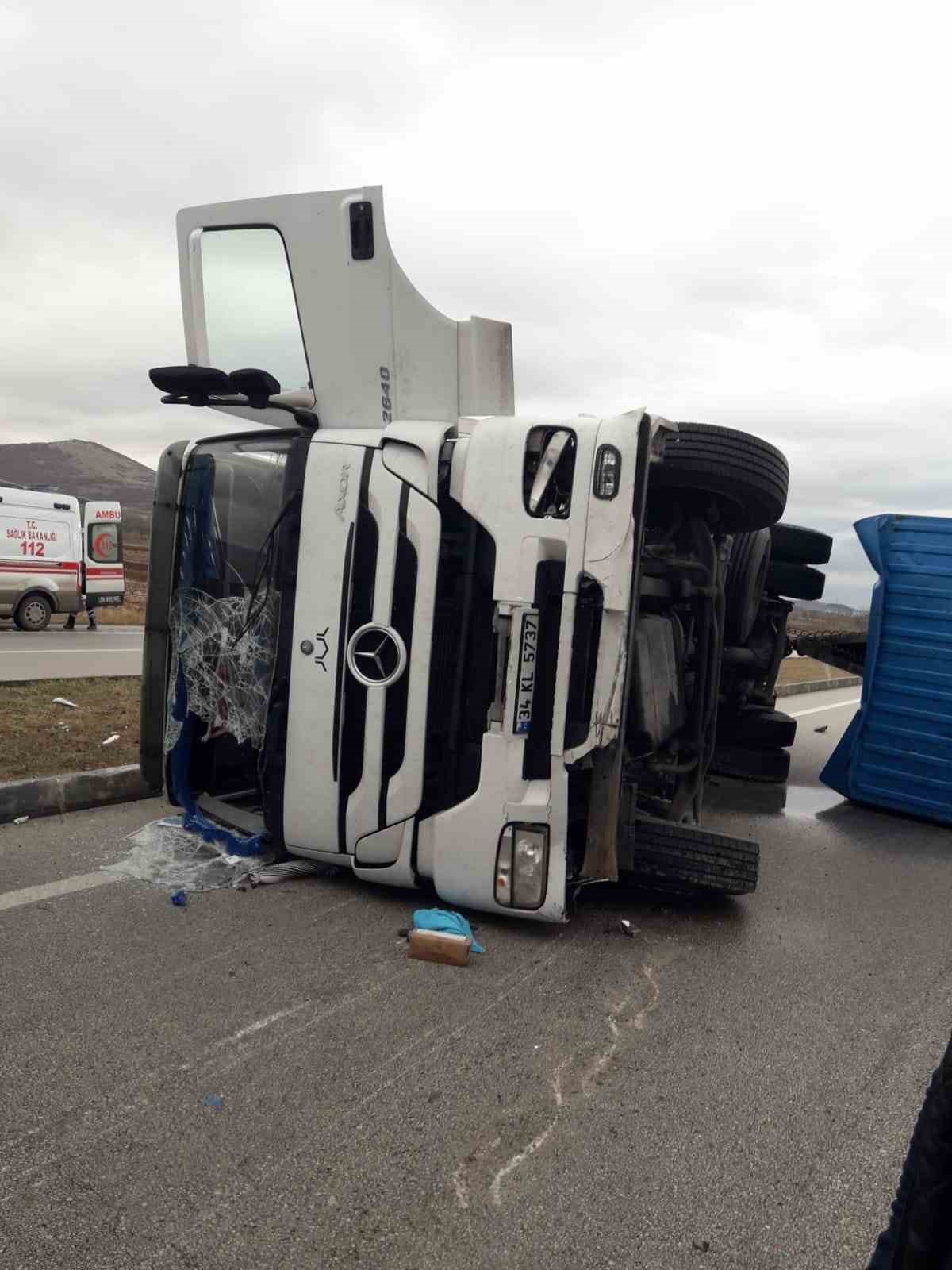 Amasya’da devrilen kamyon yolu ulaşıma kapattı
