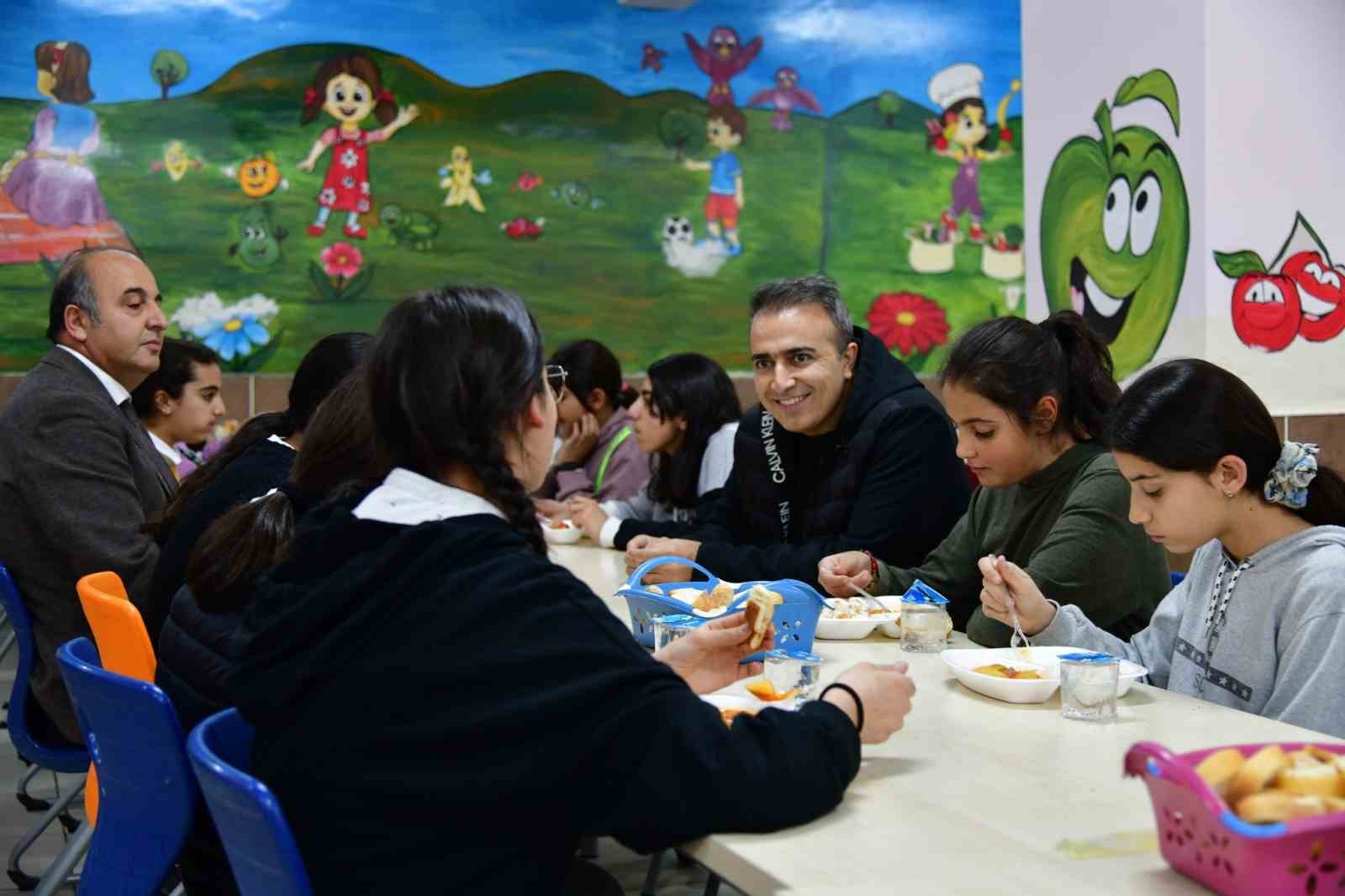 Vali &Ccedil;i&ccedil;ek: "Eğitimde fırsat eşitliğini sağlamak zorundayız"
