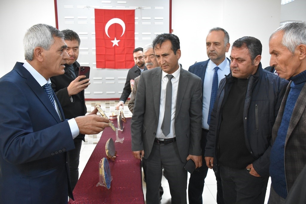 Karaman’da "Taş Devrinden Bugüne" resim sergisi açıldı
