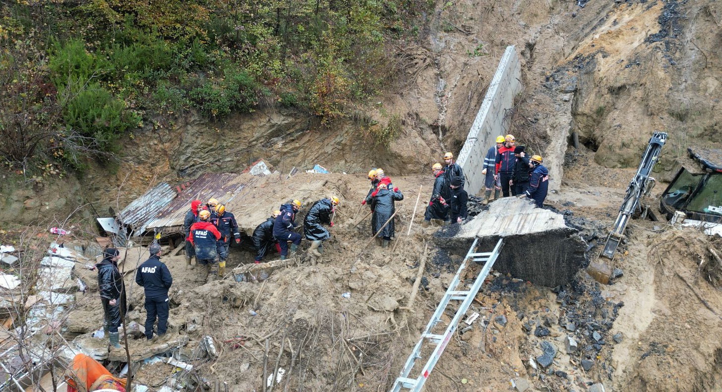 Derbi ma&ccedil;ı toprak altında kalmaktan kurtardı
