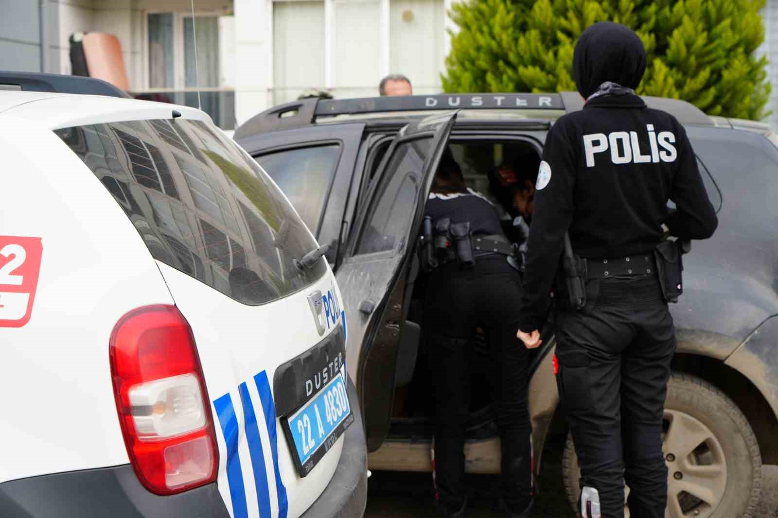 Polisten ka&ccedil;maya &ccedil;alışan 3 ş&uuml;pheli kıskıvrak yakalandı
