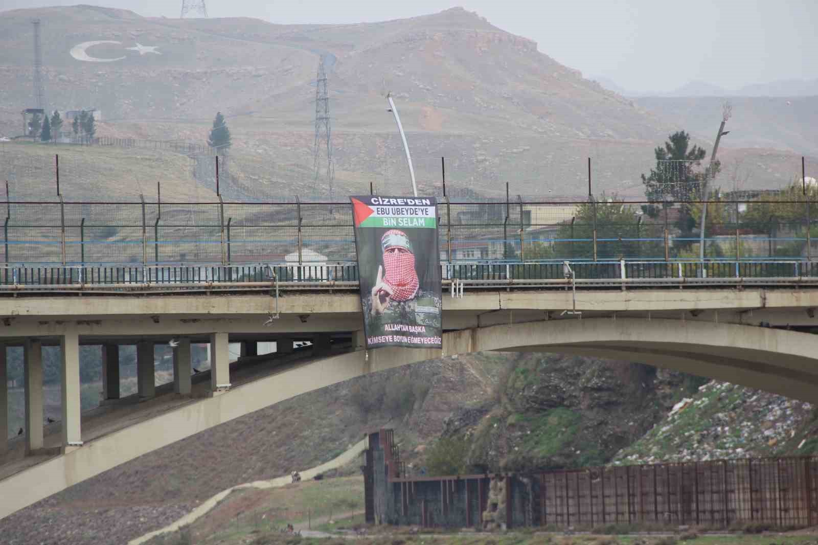 Cizre’de köprüye Ebu Ubeyde’nin posteri asıldı