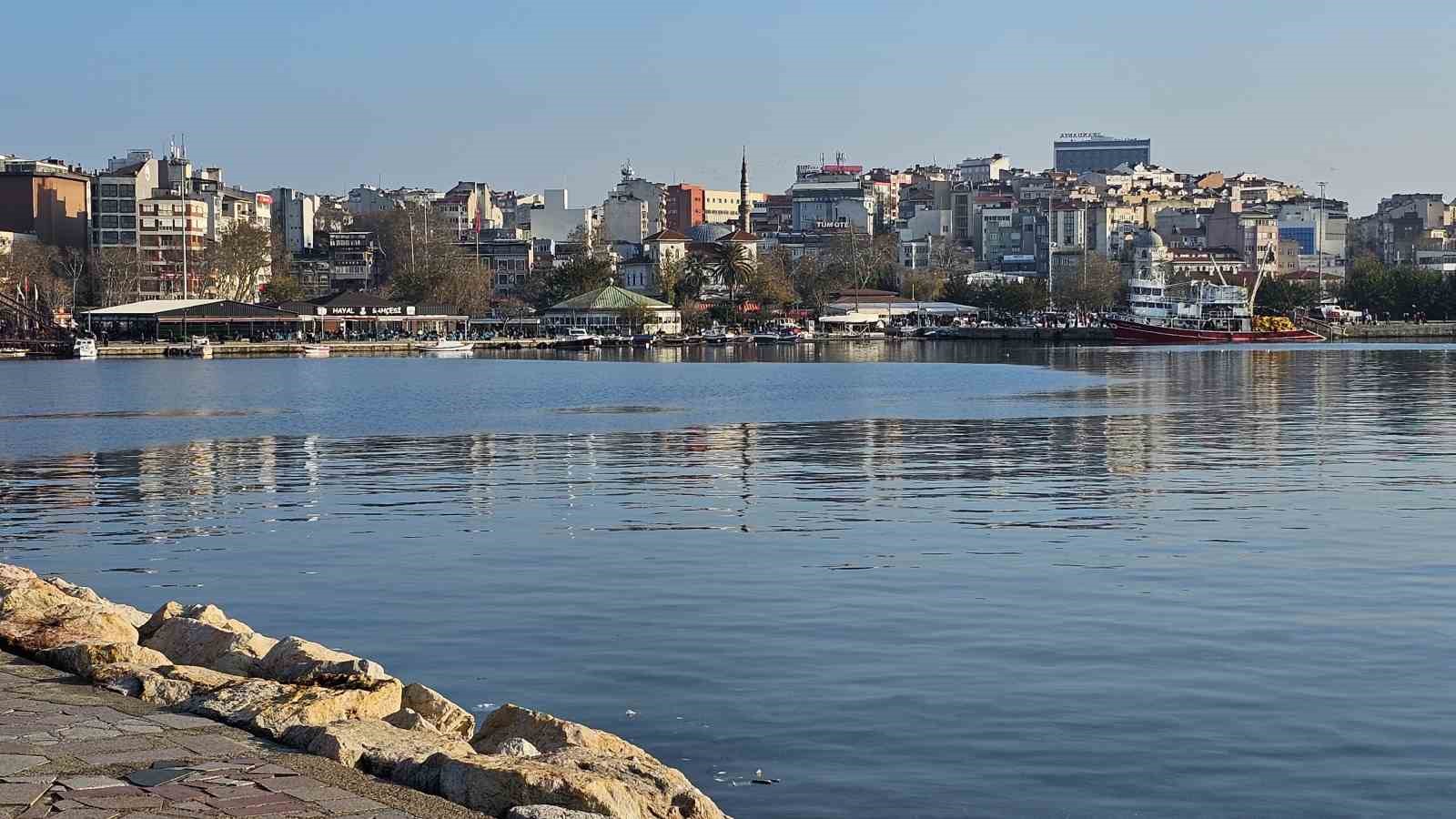Bandırmalılar güneşli havada sahil ve parklara akın etti