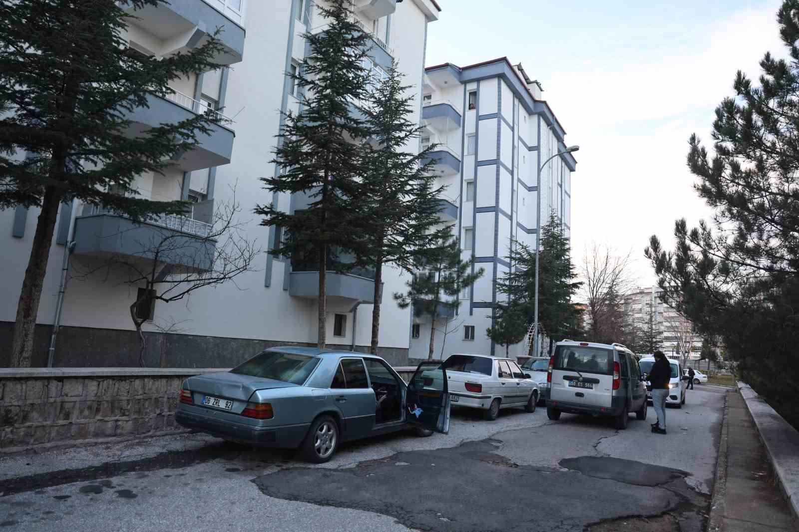 Yalnız yaşayan adam evinde &ouml;l&uuml; bulundu
