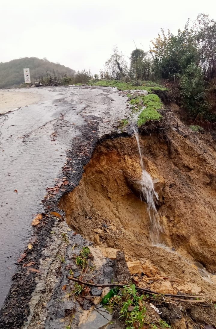Heyelan yolu ulaşıma kapattı
